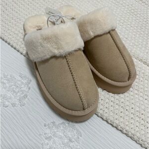 Platform Slippers size 8 super comfy perfect fit.